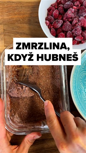 ULOŽ SI TO NA POZDĚJI 📍 Máš chuť na zmrzlinu a zároveň hubneš? Vyřešeno. Tahle čoko chia zmrzlina je hotová raz dva. Stačí promíchat a hodinu počkat. 4 suroviny, bílkoviny, vláknina a skvělé osvěžení. Suroviny: řecký jogurt (0–5 %) chia semínka holandské kakao čekankový sirup nebo med @vilgainczsk mražené nebo čerstvé ovoce Postup: 1/ V misce smíchej všechny ingredience, dokud se dobře nespojí, a dej do mrazáku na hodinu. 2/ Lžící naber kopečky, podávej s bobulemi a přelij trochou sirupu nebo m