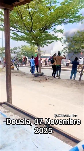 Crise post-électorale au Cameroun : tension maximale Le président Paul Biya a prêté serment jeudi 6 novembre pour un huitième mandat, dans un contexte marqué par la contestation. Son principal rival, Issa Tchiroma Bakary – ancien ministre devenu opposant – avait déjà proclamé sa victoire avant l’annonce officielle des résultats, dénonçant une fraude généralisée. Depuis, plusieurs événements clés : Appel à une « ville morte » à partir du 3 novembre dans les grandes villes comme Douala, paralysant