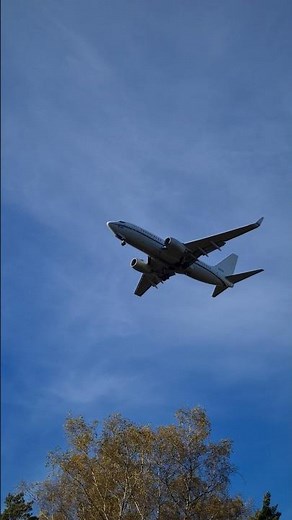 US Navy Boeing C-40A Clipper landing in Riga airport 21.10.2025.