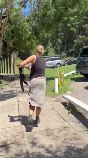 Aussie woman fearlessly handles massive monitor lizard