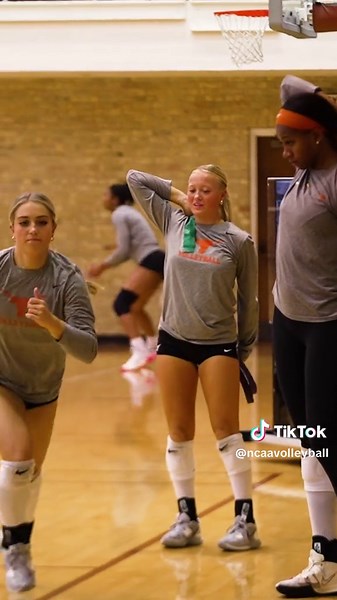 Talking on and off the court 🤣 Texas Volleyball's @Emma Halter is mic’d up for practice 🎤 #fyp #volleyball #texas #micd #up #NCAAWVB x @Texas Volleyball
