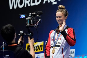 What a dominant performance by Summer McIntosh The Canadian wins gold with in a course record time, and the third fastest time ever recorded in the 400m IM 🥇 McIntosh becomes the only Canadian swimmer with 4 world titles and she's only 16 🇨🇦 | CBC Olympics