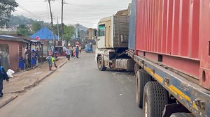 Lawless Trailer Driver, Lawless Shop Owner and Aided by Traffic Police officer, has Decided to Completely Blocked the Main Circular Road, by Voice of Islam, just in the Name of Offloading two 20ft Containers, and it’s Rush Hour, Children going to School, not to talk about people going work this morning, the Road is completely Block. | Unity Broadcasting