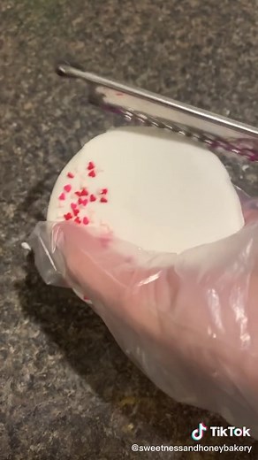 What other cookie tips do you need? #lifeofabaker #bostonbakery #fyp #bakerfyp #wedding #macaron #bakertok