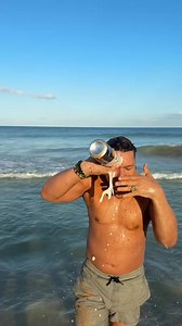 ¿Te gusta ir a la playa? Pues, con este RITUAL tienes una razón adicional para ir con gusto, porque el mar no sólo escucha, también transforma. Así que lleva contigo sal, canela en polvo, una cerveza y, sobre todo, tu fe, esa que ilumina cada paso de tu camino. Mientras el agua toca tus pies, visualiza cómo cada ola se lleva lo que apaga tu luz, las cargas, las tristezas y todo lo que ya no debe acompañarte. ¡COMPARTE ESTE RITUAL CON TODOS TUS AMIGOS! #ElNiñoProdigio #RitualDelMar #EnergíaDelMar