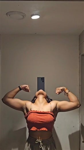 Nishhh🖤 on Instagram: "Lifting😋💪🏻🧿 . . . . #fyp #explorepage #gym #viralreels #trendingaudio"