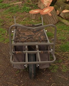 De Transporter Barrow is ontworpen om onze reputatie van de meest veelzijdige barrows op de markt voort te zetten. Deze barrow heeft veel eigenschappen van de Fox Explorer Barrow en voegt daar meer ruimte, extra stabiliteit en een aantal hele handige features aan toe. 👌 Belangrijkste kenmerken: ➡️ Uitschuifbare draagrek voorop de barrow 🖐️ Ergonomisch gevormde, afneembare handgrepen met dwarsverbindingen 📏 Handvatten langer dan Explorer Barrow ⚙️ Robuust, duurzaam frame 🎡 Wielsysteem met sne