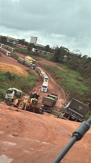 Lucas Oliveira on Instagram: "Colisão envolvendo um veículo de passeio e o caminhão truck por pouco não termina em agressão física entre os envolvidos. . Siga @rota_do_grao_snp"
