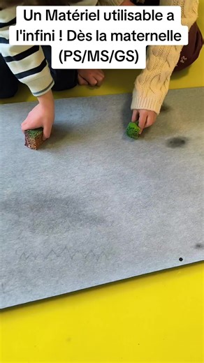 🪄💧 La Magic Toile – Graphisme & écriture réutilisables à l’infini ! Dans cette vidéo, je te présente la Magic Toile, un support incroyable et génial pour travailler le graphisme et l’écriture dès la maternelle. ✍️🎨 Comment ça marche ? Il suffit… d’un peu d’eau ! Les enfants tracent, écrivent, dessinent, puis la toile sèche et peut être réutilisée à l’infini. 🌱 Les avantages : • Zéro gaspillage de papier • Plus d’encre ni de peinture • Écologique et économique • Idéal pour s’entraîner sans st