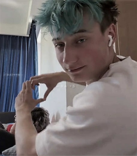 Żarty żartami ale to jak niektórzy ekipowicze traktują Karola jest okropne mega niekomfortowo się to oglądało #baza #ekipa #karolmikołajczyk #viral #fyp