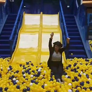 A invasão dos amarelinhos aqui no Shopping Estação BH deixou tudo ainda mais divertido! 💖💖💖�� Além de passear no Shopping, até 30/06 você pode trazer a sua família para brincar no Parque Emoji e ainda garantir a sua selfie com o Gene, Hi5 e outros personagens do filme! 😍😜!🍦 #ShoppingEstaçãoBH #ParqueEmoji | Shopping Estação BH