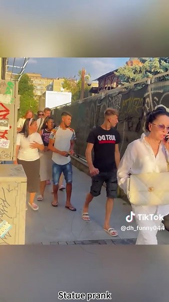 Funny statue prank🤣🤣 #funnyvideo #prank #scaryprank #statueprank #bushman