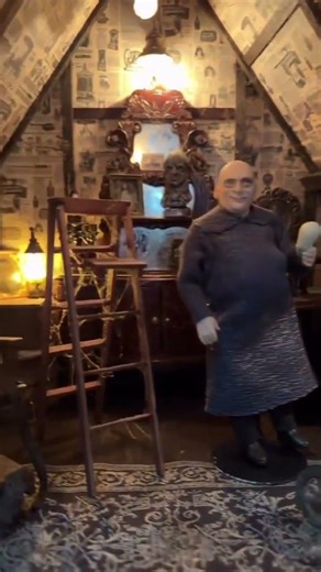 Other iconic props from famous horror, films are in here did you see them? ￼