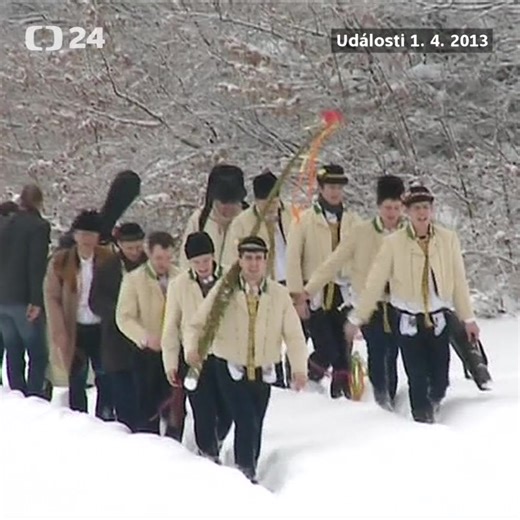 275K views · 1.2K reactions | ☀️ První letní den - tak se zapsalo do meteorologické historie letošní Velikonoční pondělí. Teploty přesáhly 25 stupňů Celsia. ❄️ Před jedenácti lety měli koledníci o řád mrazivější podmínky. Na Zlínsku se doslova brodili závějemi sněhu. Dobrá nálada a zpěv je ale ani přesto neopustily. Podívejte se na ukázku z našeho televizního archivu.  | Události Zlínského kraje | Facebook