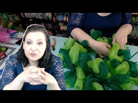 How to make a loop and curl wreath with 21" mesh! Learn with me!