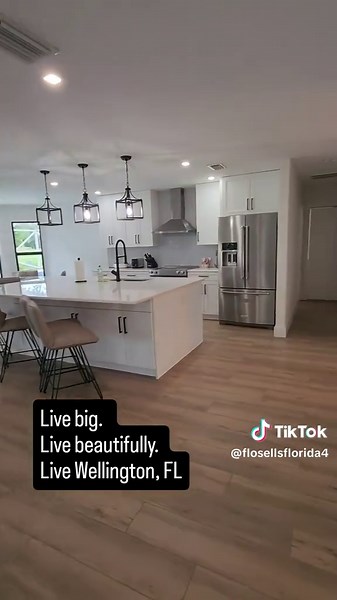 Luxurious Living in Wellington, FL - 6-Bedroom Pool Home