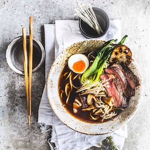 Ramen? Oh ja! 😍 Mit Rindfleisch, Pilzen und Mungobohnensprossen – und das typische Ei nicht vergessen! Rezept 👉 www.foodboom.de/rezept/japanische-ramen-suppe-mit-ei | FOODBOOM
