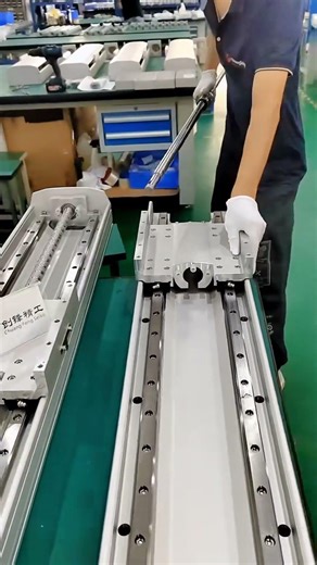 Screw module CFS22, horizontal load capacity of 150 kg, vertical load capacity of 22 kg.