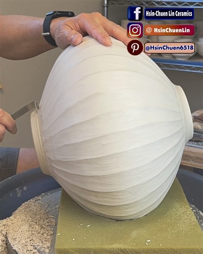 812. Making a fluted flat round vase. Watch the detail on my YouTube channel: https://www.youtube.com/watch?v=NhNECv6lBvs | Hsin-Chuen Lin Ceramics