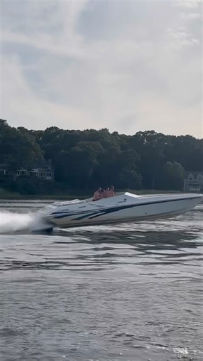 Fountain Speed Boat #connecticut #essex #deepriver #Fountain #Executioner #Lightning #riverrat