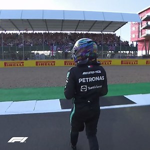 Lewis Hamilton qualifies fastest, listen to the crowd ROAR! 🔊 | F1