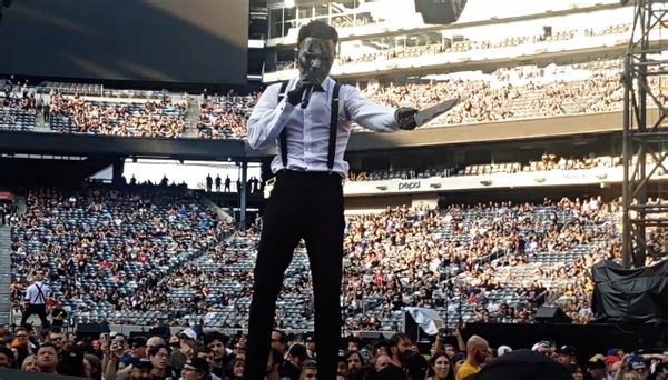 ICE NINE KILLS's SPENCER CHARNAS On Touring With METALLICA: 'It's Such An Honor'