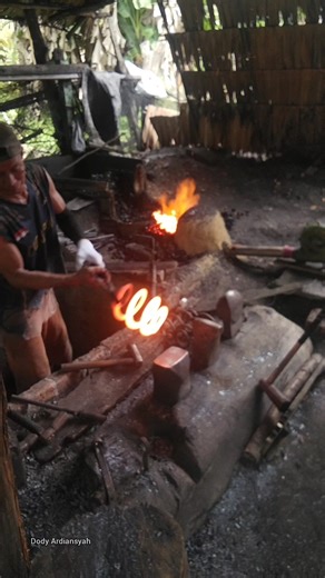 You won’t believe this steel becomes a palm oil tool! 🔥 Watch the steel drawing process before it turns into a powerful TOJOK for harvesting oil palm fruit. #blacksmithing #forgingsteel #handforged #palmoilharvest #farmtools