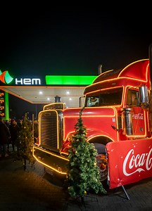 Weihnachtsmagie bei HEM ✨🎄 Gestern wurde es richtig festlich an der HEM Tankstelle an der Charlottenburger Straße in Hamburg: lange Schlangen, leuchtende Augen und ganz viel Vorfreude auf Weihnachten. ❤️🚛 In weihnachtlicher Atmosphäre konnten sich unsere Besucher ihre eigene personalisierte Coca-Cola Flasche gestalten lassen, den Weihnachtsmann besuchen und bei einem tollen Gewinnspiel teilnehmen. Solche Momente erinnern uns daran, warum wir Weihnachten so lieben. Danke an Coca-Cola und alle, 