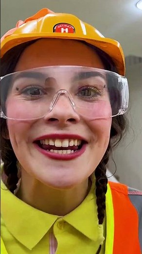 Firefighter Ellie and Charlotte Save Lily Lemon Stand