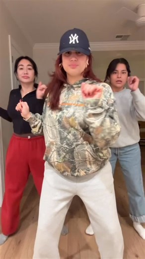 𝚂𝚝𝚎𝚙𝚑𝚊𝚗𝚒𝚎 𝙻𝚎𝚎 on Instagram: "When the girlie pops get together 😛 #girlgang #girlsnight #danceparty"