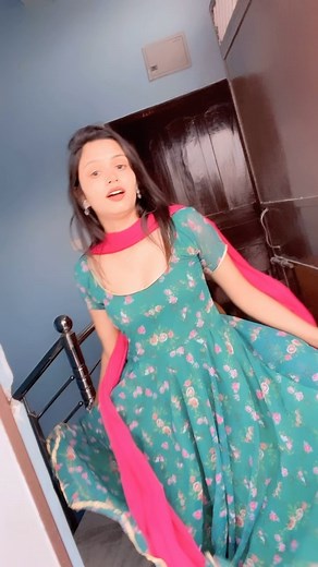 Aarohi_ on Instagram: "तोहरे हथवा से खाईब त मोटाईब ए राजा殺 न्यू वायरल Song❤आपलोग भी Reels बनाइए इस Song पे!! @parulyadav839 @Surmusicbhojpuri @imrinkusingh #tohrehathwasekhaibtamotaibayeraja #trending #bhojpurisong"