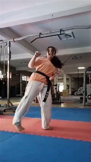 Good downward axe kick! #taekwondo #taekwondogirl #downwardkick by valentina.taekwondo | Taekwondo Poomsae Lovers