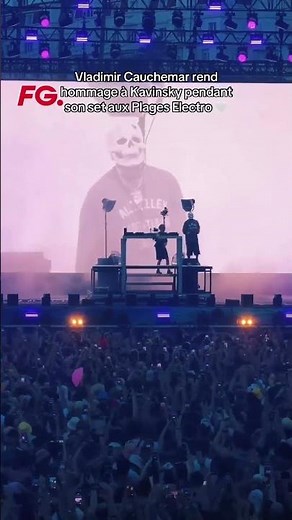 Vladimir Cauchemar rend hommage à kavinsky lors des Plages Électroniques 2026 🫶