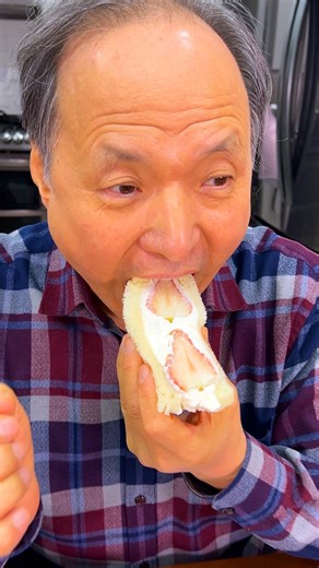 Crazy Korean Cooking on Instagram: "See how I made this in previous video. My nephew (from Canada) loves strawberries, especially Korean strawberries which they can’t really get where they live. So I made strawberry sando for the family reunion snack. #sando #mukbang #foodreview #Kdrama"