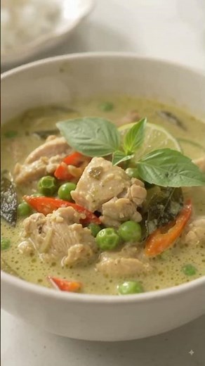 Thai Green Curry | Creamy, Spicy & Delicious Thai Recipe 🌿🍗 #foodshorts