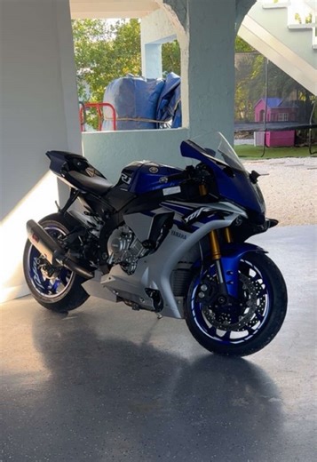 Yamaha R1 Motorcycle Performance Review