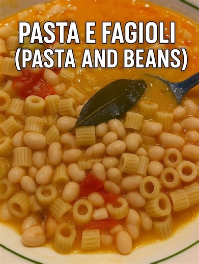 🇮🇹✨ “Pasta Fazool” — the taste of Sunday afternoons at Nonna’s table! ❤️ The smell of garlic and beans simmering on the stove... the clinking of spoons... and Nonna saying, “Mangia, it’ll warm your soul!” 🥣💛 𝐏𝐀𝐒𝐓𝐀 𝐄 𝐅𝐀𝐆𝐈𝐎𝐋𝐈: 𝐓𝐇𝐄 𝐅𝐀𝐌𝐎𝐔𝐒 𝐈𝐓𝐀𝐋𝐈𝐀𝐍 𝐂𝐎𝐌𝐅𝐎𝐑𝐓 𝐅𝐎𝐎𝐃 🇮🇹🍝 Hearty, rustic, and full of love — this classic Italian dish brings back every warm memory of home. 🏡✨ 🍅 Beans, pasta and carrots — simple ingredients turned into magic by generations of Ita