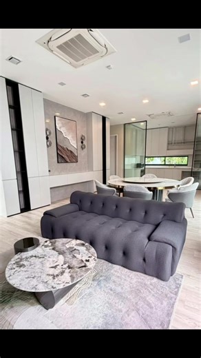 🇹🇭✨ ให้เช่า บ้านเดี่ยวหรู 3 ชั้น พร้อมลิฟต์ส่วนตัว – VIVE กรุงเทพกรีฑา บ้านใหม่ตกแต่งครบ พร้อมเข้าอยู่ ทำเลพรีเมียม ใกล้โรงเรียนนานาชาติ Wellington 📌 รหัสทรัพย์: H000025 📍 โลเคชั่น: VIVE กรุงเทพกรีฑา 👉 https://share.google/FqiDYemsvo1TQxoH0 🏡 รายละเอียดบ้าน ▪ บ้านเดี่ยว 3 ชั้น พร้อมลิฟต์ส่วนตัว ▪ หน้าบ้านหันทิศใต้ ▪ ที่ดิน 80 ตร.วา ▪ พื้นที่ใช้สอย 421 ตร.ม. ✨ 4 ห้องนอน ✨ 5 ห้องน้ำ ✨ 2 ห้องนั่งเล่น ✨ 1 ห้องแม่บ้าน พร้อมห้องน้ำแยก 🚗 ที่จอดรถ 4 คัน 💚 เฟอร์นิเจอร์และเครื่องใช้ไฟฟ้าครบ 🐱 อนุ