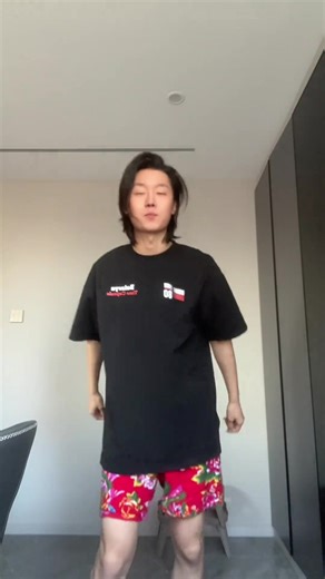 Kling AI Video Generation Step-by-Step Tutorial🔥 Don't think it's that complicated anymore. The truth is actually very simple: Just two steps, and you can easily replicate this trend! 1️⃣ Copy the link of the video you like 2️⃣ Open Kling AI and directly apply the same template Even if you are a complete beginner with no technical skills or photo editing expertise, just move your fingers, paste and copy, and you can create amazing pictures! Come and join this booming trend! Let's explore the ne