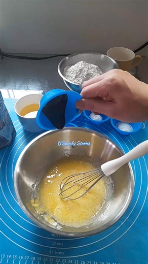 Steamed cake mini pandan flavors 😍 This moist, tender and light texture steamed cake will definitely fill your tummy with happiness 😊 Have a wonderful morning mga ka Stories stay safe and stay blessed 😇🥰 #dsnacksstories #morningvibes #blessed #GoodMorningEveryone #breakfast #snacks #ideas #steamed #cake #homemade #love #yourself #fbreels #fypシ #fblifestyle #teatime #support #SupportLocal | D'Snacks Stories