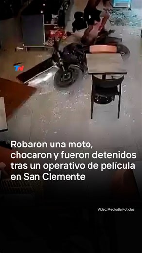 La Policía de San Clemente del Tuyú detuvo a una pareja de delincuentes de 18 y 15 años por haber robado una moto. Los jóvenes chocaron y destrozaron la vidriera de una estación de servicio al intentar escapar. Ocurrió en el marco del Operativo Verano Sol 2025/2026. | TN Todo Noticias