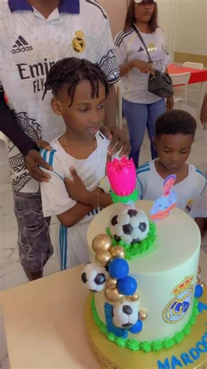 Vidéos de PYTCHOU Mongo (@pytchoumongo) avec son original - PYTCHOU Mongo