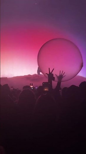 Kacey Musgraves singing “Rainbow” in Austin, Tx 📍