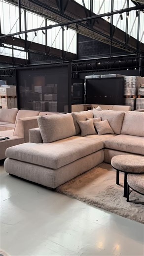 Dit is de perfecte bank voor bij jou thuis 🤍🛋️ Hoekbank Bonsai combineert een luxe look met ultiem comfort. Op deze bank kun jij avonden relaxen, én hij staat ook nog eens beeldig in jouw interieur. Een echte eyecatcher dus. ✨ Kom ‘m bekijken én proefzitten in onze showroom. Afmeting: 315x260 cm of gespiegeld, direct leverbaar 📍 Stuartweg 1G, Vianen 🕙 7 dagen per week geopend #hoekbank #interieurinspiratie #wonen #woonkamerinspiratie #meubelwinkel