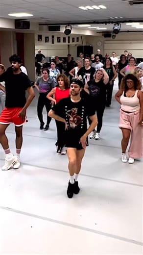 Justin Neto on Instagram: "New classes in #Paris #Milan #London Who’s coming? Book on my website ✨justneto.com✨"