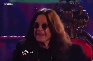 En 2009, Ozzy, abrió y dio la bienvenida a Monda Night Raw de la WWE. 👁️🫦👁️🍷🥃🥳 | El cuartel del metal