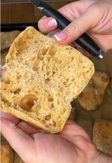 Kovászos ciabatta, ha nem bajlódnál a kenyér formázással Hozzávalók: 100-110 g aktív kovász 350 ml langyos víz 500 g kenyérliszt 1 csapott ek só 1. Etetés 1-1-1 arányban, én most 50 g kovászt, 50 g lisztet (25-25 tk és kenyérliszt) és 50 g langyos vizet használtam 2. Hagyjuk felfutni 3. Összekeverjük a kovászt és a langyos vizet, majd a lisztet. Kb 5-10 percig dagasztjuk 4. Fél óra után hozzáadjuk a sót, hagyjuk állni minimum fél órát 5. 4x húzzuk fel órás szünetekkel (min 2x), nedves kézzel 6. 