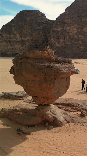 Le désert algérien, ce n’est pas une destination. C’est une expérience qui te change. 6 jours dans le Sahara : Dunes, 4x4, nuits sous les étoiles, camping deluxe, guides touareg, zéro stress. Safari Camp Algérie. Peu de places. Des souvenirs à vie. #DesertAlgerien #SaharaExperience #CampingDeluxe #VoyageAuthentique #SafariCampAlgerie