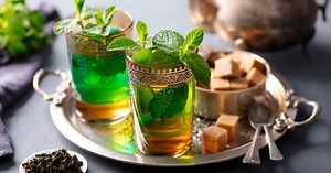 La recette traditionnelle du thé à la menthe : attention à le verser le plus haut possible !