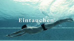 Aspria - mehr als ein Club. Es ist die Atmosphäre, die dich am Eingang empfängt. Die Energie im Fitnessstudio. Die Melodie des Kinderlachens am Pool. Das Knallen eines Korkens und der Geschmack von Safran in einem Gericht. Es ist die Stille des Spas. Bei Aspria geht es nicht nur um Fitness oder Wellness – es geht um das Erleben von Gefühlen. Unsere neue Kampagne " Live life with feeling" betont die Bedeutung von Sinnlichkeit und Erlebnissen, die über Sprache, Barrieren und Kulturen hinausgehen. 